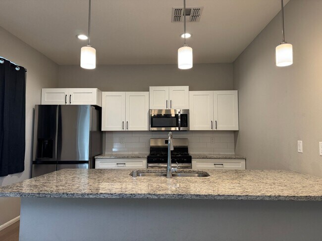 Building Photo - Villa Loma Town Home