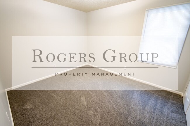 Building Photo - #233 - 100-102 Holly Ct Duplex