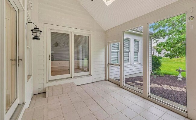 Building Photo - 9696 Carriage Run Ct