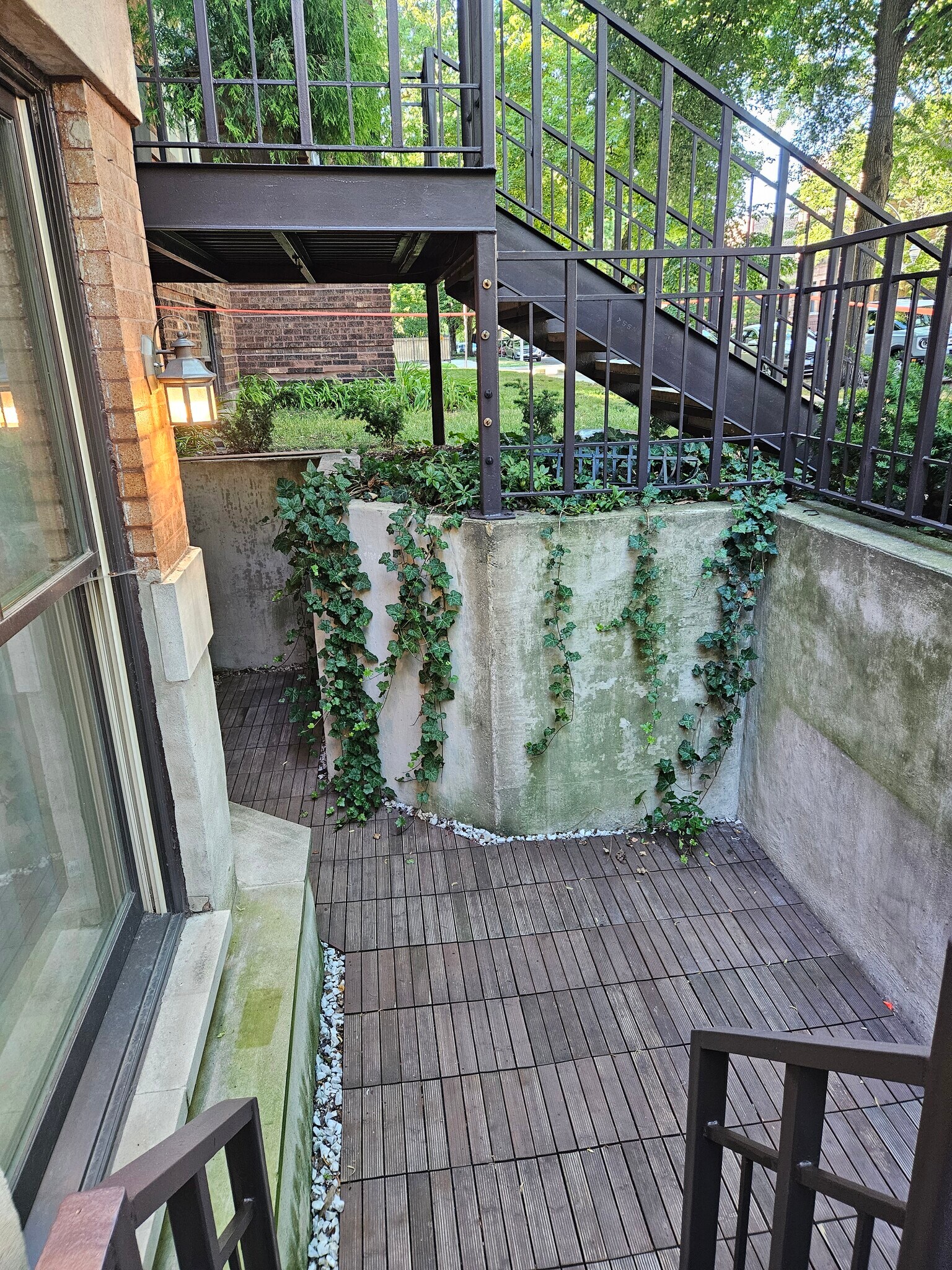 front private patio area - 3450 N Bosworth Ave