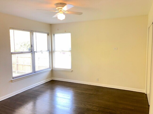 Building Photo - 210 Laddie Pl