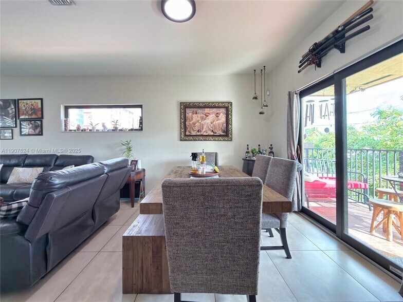 Building Photo - 1053 SW 29th Ct