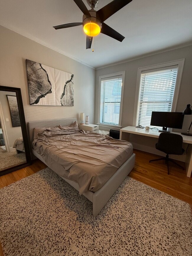 Building Photo - 627 W Roscoe St