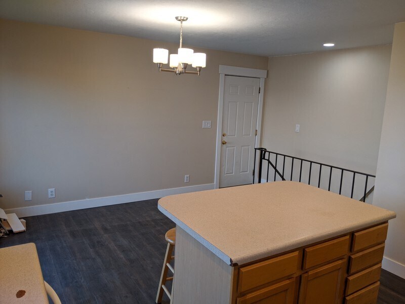 Building Photo - 1125 E Fallbrook Way