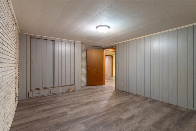 Building Photo - 7221 Lexington Ave