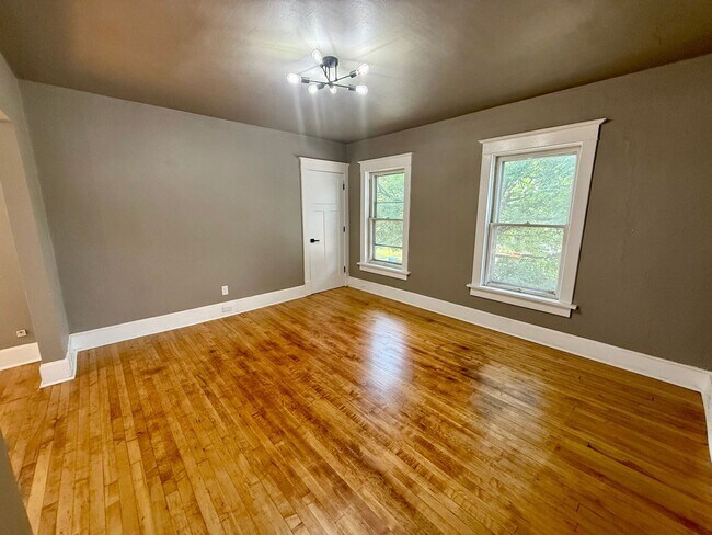 Building Photo - 709 Henrietta St