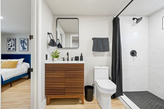 Building Photo - REMODELED HUGE BRIGHT 2400sf 4BR/3.5BA Havenscourt Split Level Home w Cottage AVAIL NOW