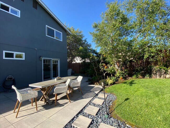Building Photo - Beautiful 4 Bedroom Carlsbad Home!
