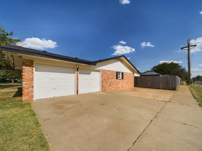 Building Photo - Spacious and Modern 3 bedroom Home with a ...