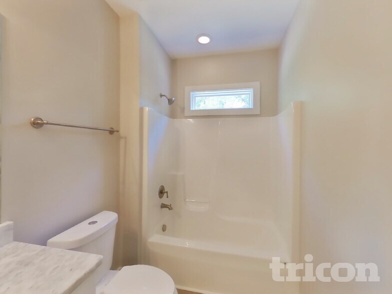 Building Photo - 1765 Bridgecrest Dr