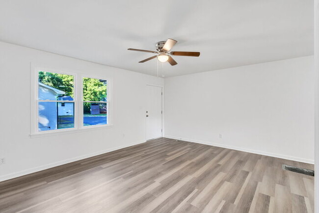 Building Photo - Newly Renovated 2 Bed/1 Bath Duplex 3 Mi t...