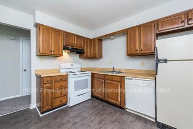 Building Photo - 3736 Camelot Dr