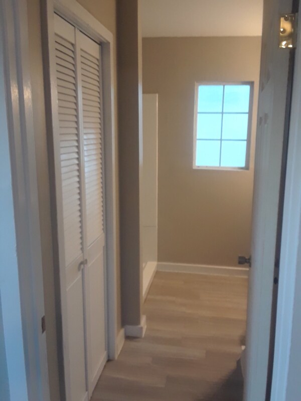 Building Photo - 604 1/2 W King Ave