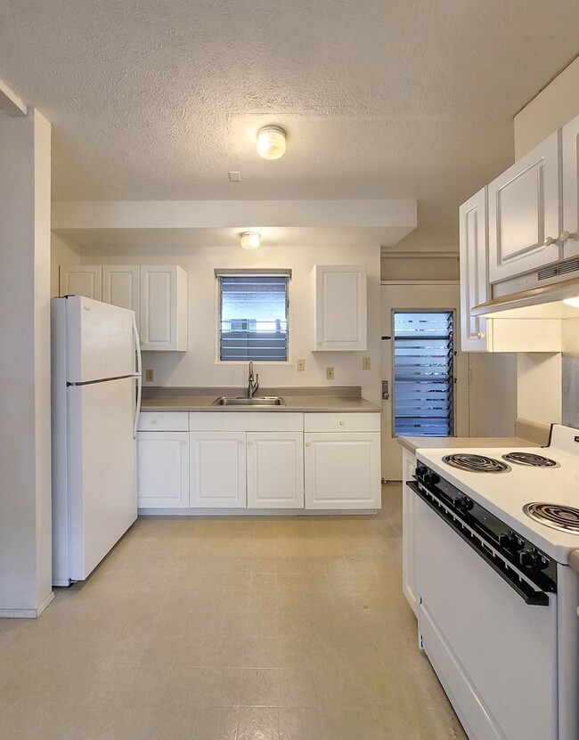 Building Photo - Ground Floor Rental in Kalihi - 1BR / 1Bath / 1Pkg