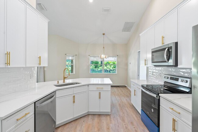 Building Photo - 24 Lakecliff Dr