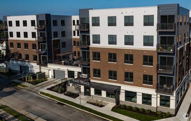 Building Photo - Lake Terrace Apartment in Downtown Kenosha!