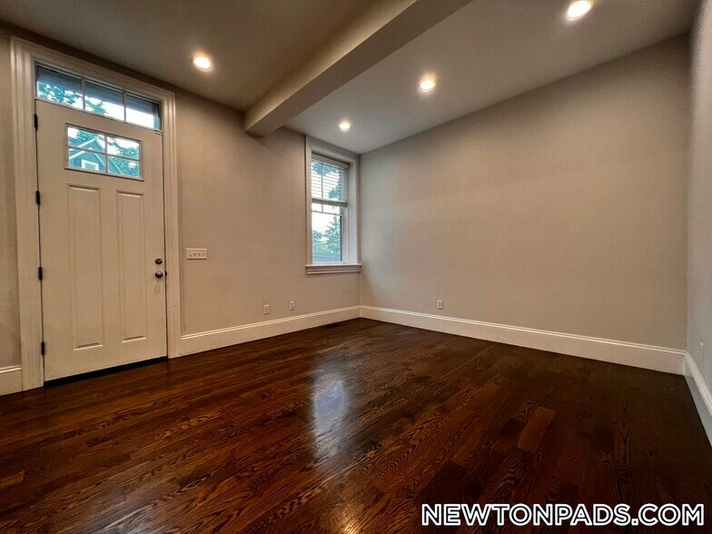 Building Photo - 2044 Beacon St