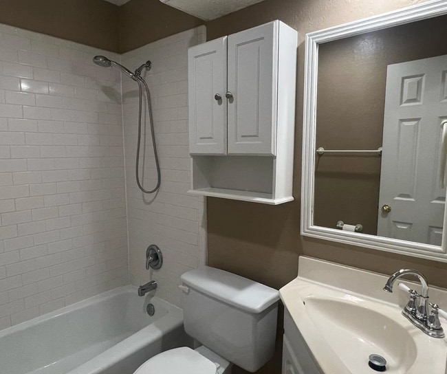 Building Photo - Charming 4 Bedroom in The Meadows