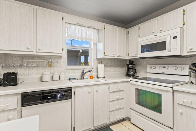 Building Photo - 2200 Diana Dr