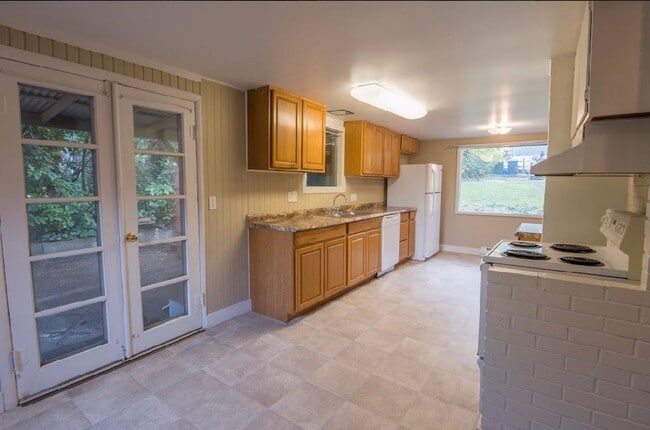 Building Photo - 3 bedroom 1 bathroom house close to Hendricks Park!