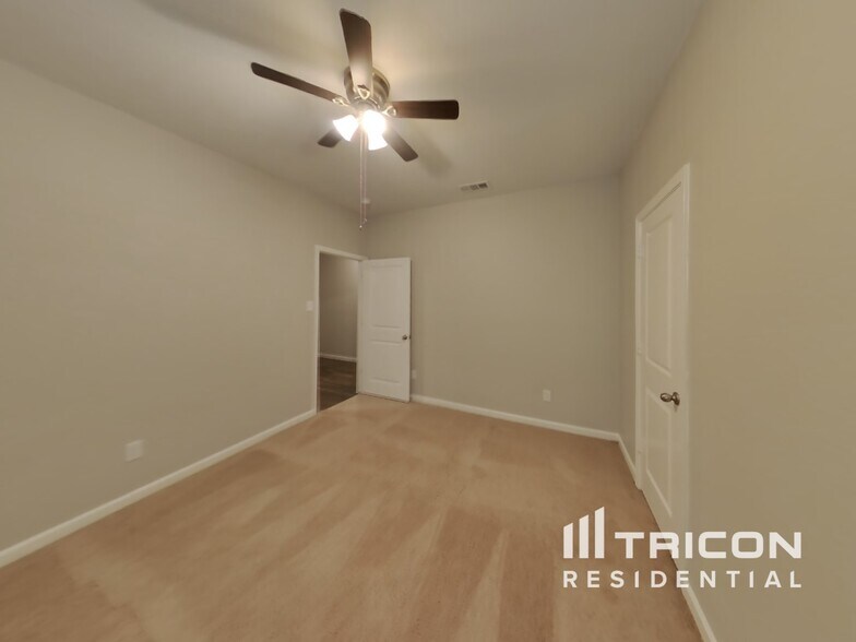 Building Photo - 440 Dove Creek Ln
