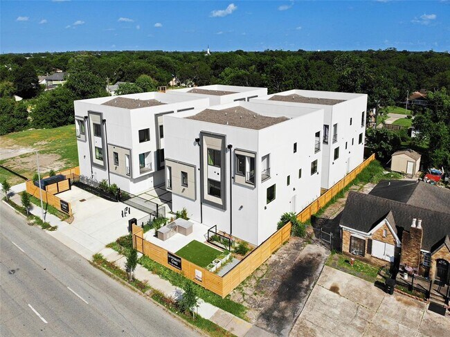 Building Photo - 4722 Old Spanish Trail