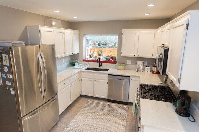 Building Photo - Single family, 3 bedroom, 1.5 bath home ju...