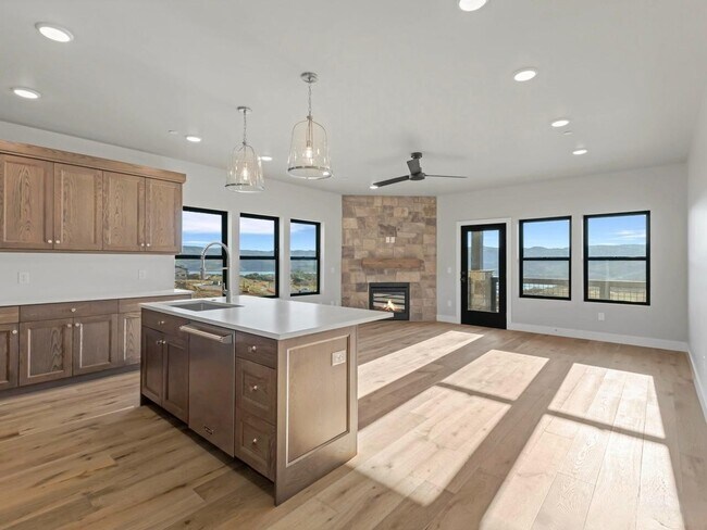Building Photo - 1124 W Vos Cir