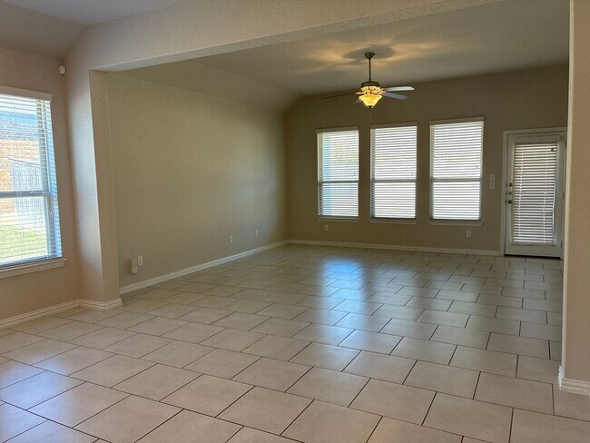 Building Photo - 4BR/3BA House • In-Unit W/D • Attached Garage  • Backyard in San Antonio