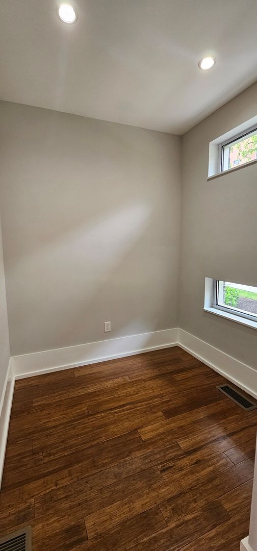 Building Photo - Contemporary Townhome East side of Downtow...