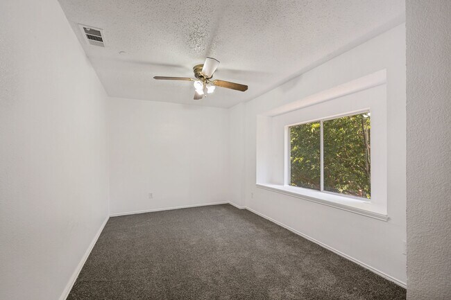 Building Photo - 5518 Heathercrest Dr