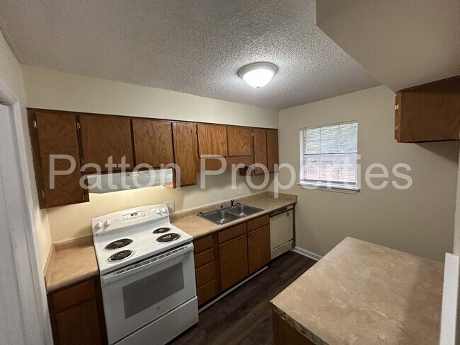 Building Photo - 13-14 Ashleys Place - Outside CoC - R19205...