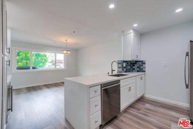 Building Photo - 230 S Catalina Ave