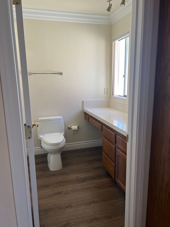 Building Photo - Meticulously maintained condo - 2 main bed...