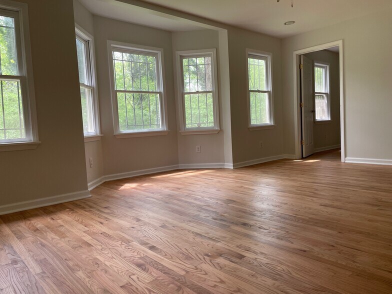 Building Photo - 349 Laquita Dr SE
