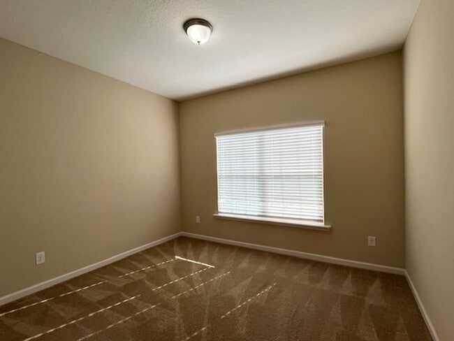 Building Photo - Well Appointed 4/3  Dreamfinders Home