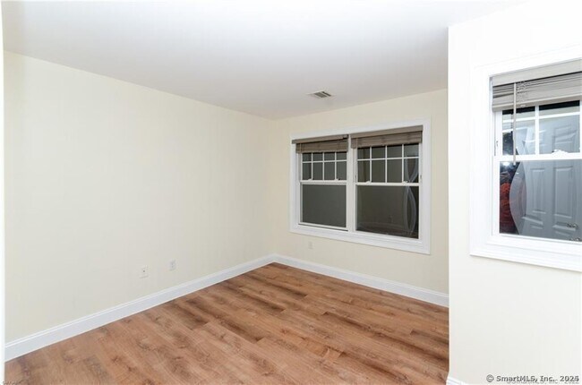 Building Photo - 527 W Thames St