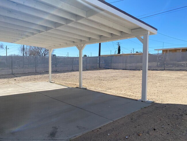 Building Photo - 3 bed  1 bth Available now.. Apply today!
