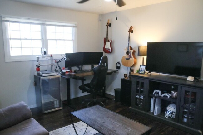 Building Photo - Large Updated Home!