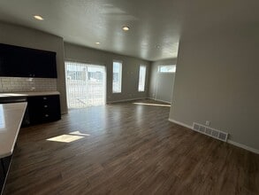 Building Photo - 3033 39th Ave S