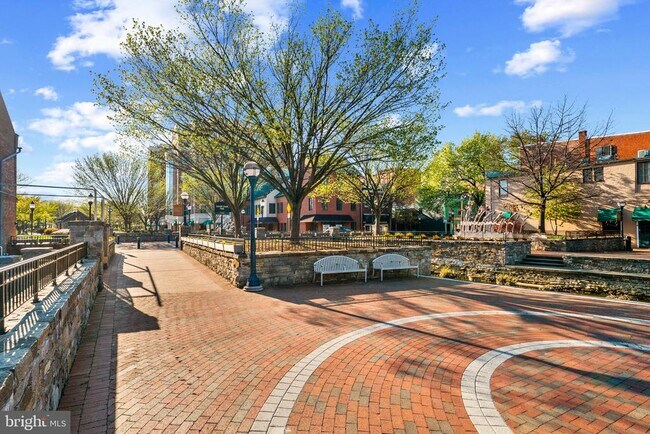 Building Photo - 35 E All Saints St