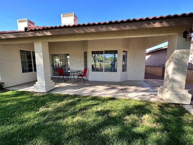 Building Photo - Fully Furnished 3 Bedroom Rental on the Go...