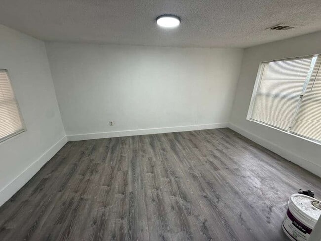 Building Photo - Remodeled 3/2 Childs Park Available Now ! Ask about move in specials!
