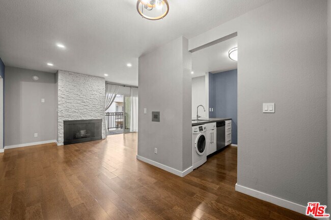 Building Photo - 141 S Clark Dr