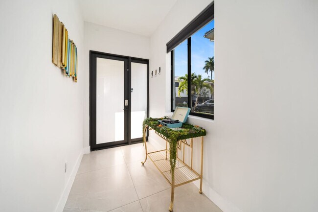 Building Photo - 3246 SW 44th St