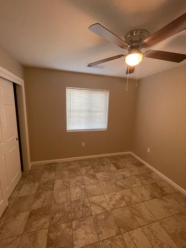 Building Photo - 354 1/2 S. G ST- 3 BEDROOM 1 BATH- EXETER