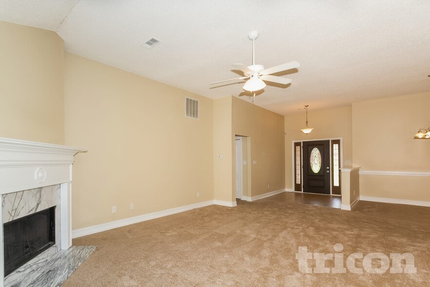 Building Photo - 305 Emerald Trce