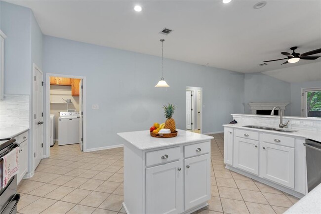 Building Photo - 390 Clarence Ct