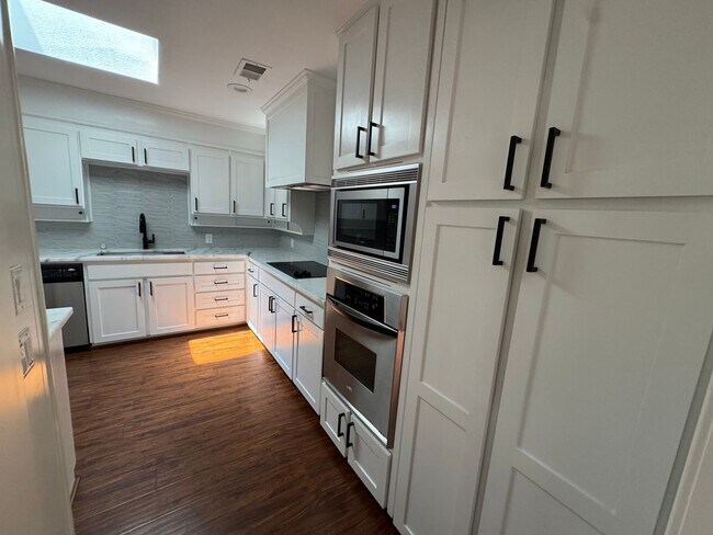 Building Photo - Gorgeous 3/3/2 Home on Spacious Corner Lot...