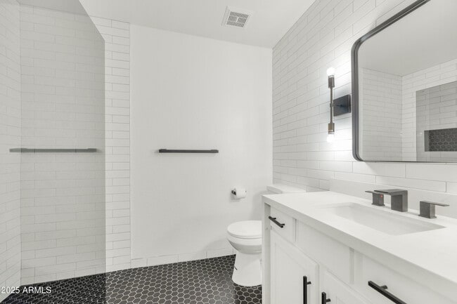 Building Photo - 2025 E Campbell Ave